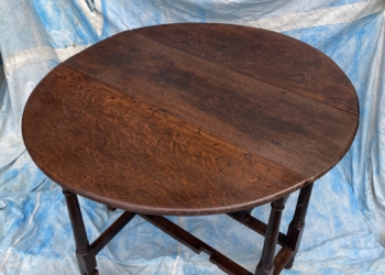 An Antique 18th Century Georgian Oak Gate leg Dining Table With Cutlery Drawer