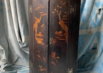 Antique early Georgian chinoiserie painted bow-front wall hung corner cupboard